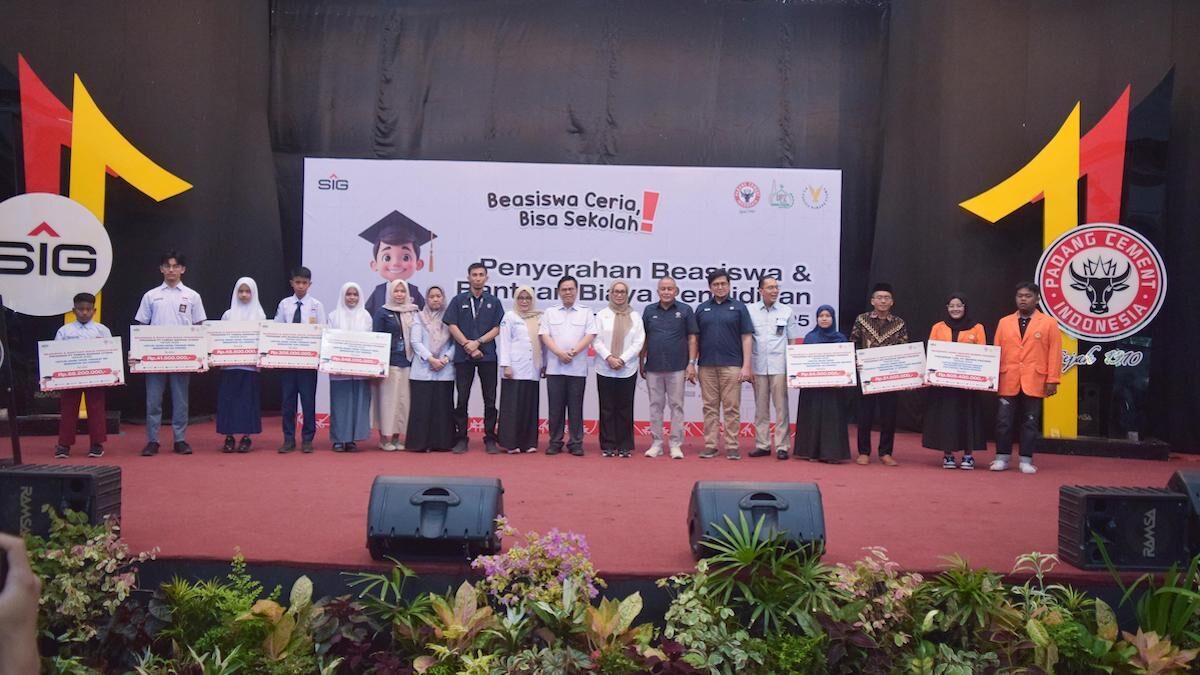Penyerahan beasiswa PT Semen Padang. (dok. Humas)
