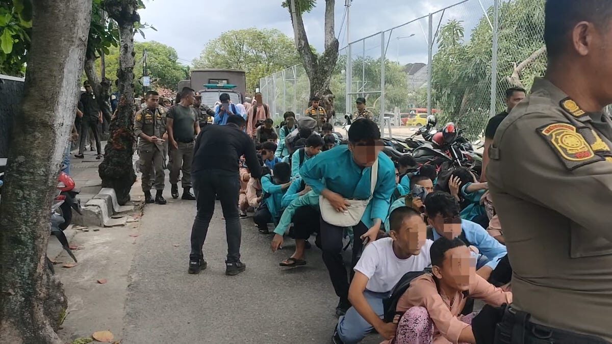 Puluhan pelajar diamankan Satpol PP Padang karena tertangkap bolos di tempat biliar. (dok. Humas)