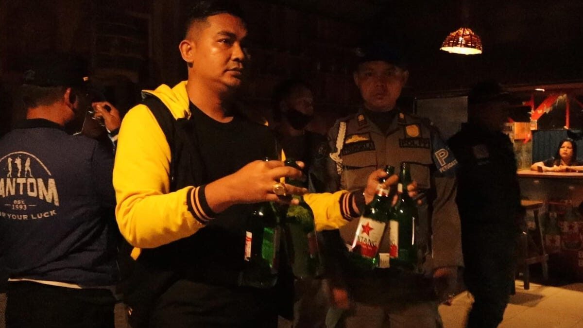 Razia Satpol PP Padang di kawasan Tunggul Hitam berhasil menyita minol dan seorang wanita tanpa kartu identitas. (dok. Satpol PP Padang)