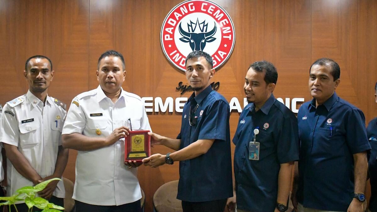 Serah terima cenderamata antara Kepala Unit Komunikasi Semen Padang Ilham Akbar dan Wawako Pariaman Mulyadi. (dok. Humas)