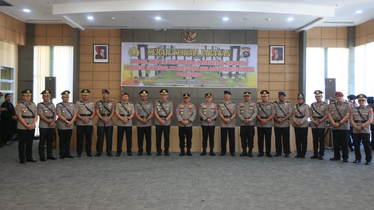 Sertijab lima PJU dan tiga Kapolres jajaran di Mapolda Sumbar. (dok. Bidhumas)