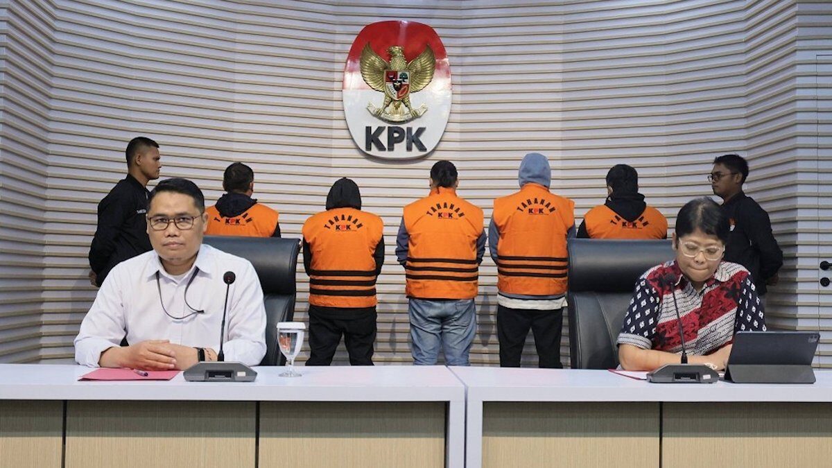 Komisi Pemberantasan Korupsi (KPK) kembali menunjukkan para tersangka hasil operasi tangkap tangan (OTT) kasus proyek pembangunan jalan di Sumatra Utara (Foto: Dok KPK)