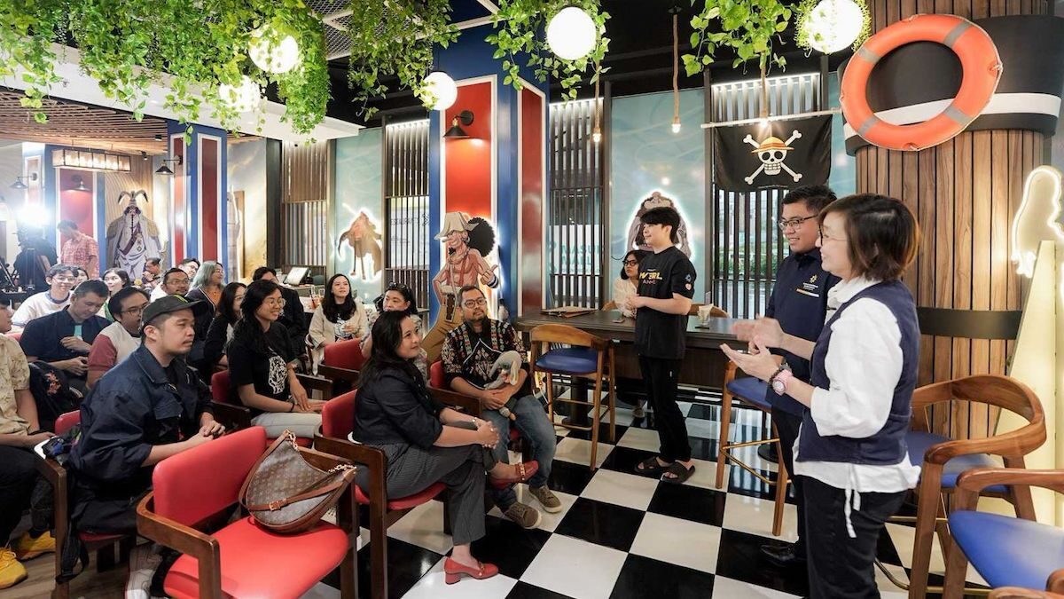 Wakil Menteri Ekonomi Kreatif Irene Umar dan Deputi Bidang Diseminasi dan Media Informasi Kantor Komunikasi Kepresidenan (PCO) Noudhy Valdryno ramah tamah dengan para pemilik IP lokal, Selasa (12/8). (Foto: PCO)