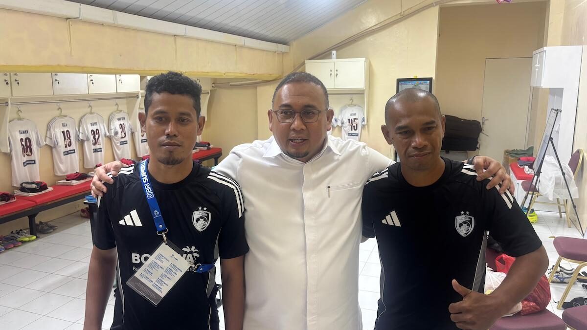 Andre Rosiade didampingi dua ofisial PSM mengecek locker room jelang laga melawan Semen Padang FC. (dok. istimewa)