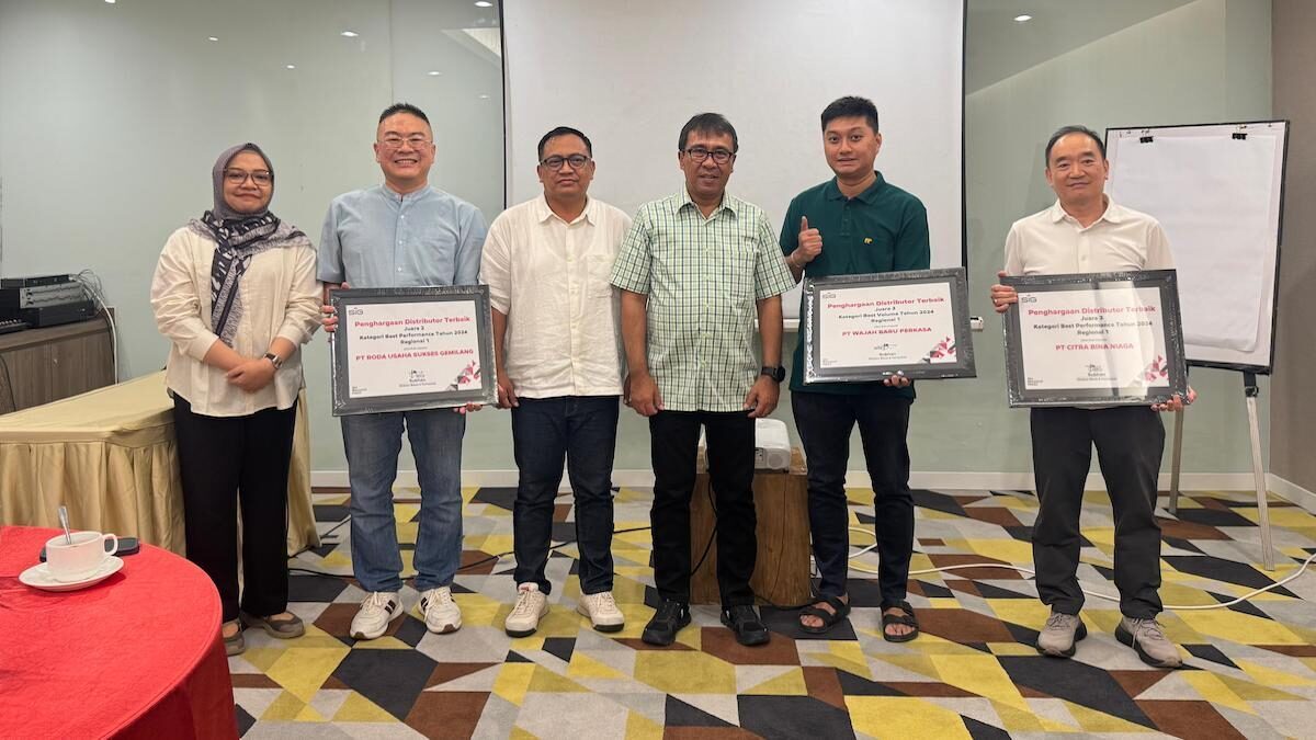 Dirut PT Semen Padang Pri Gustari serahkan penghargaan untuk distributor. (dok. Humas)