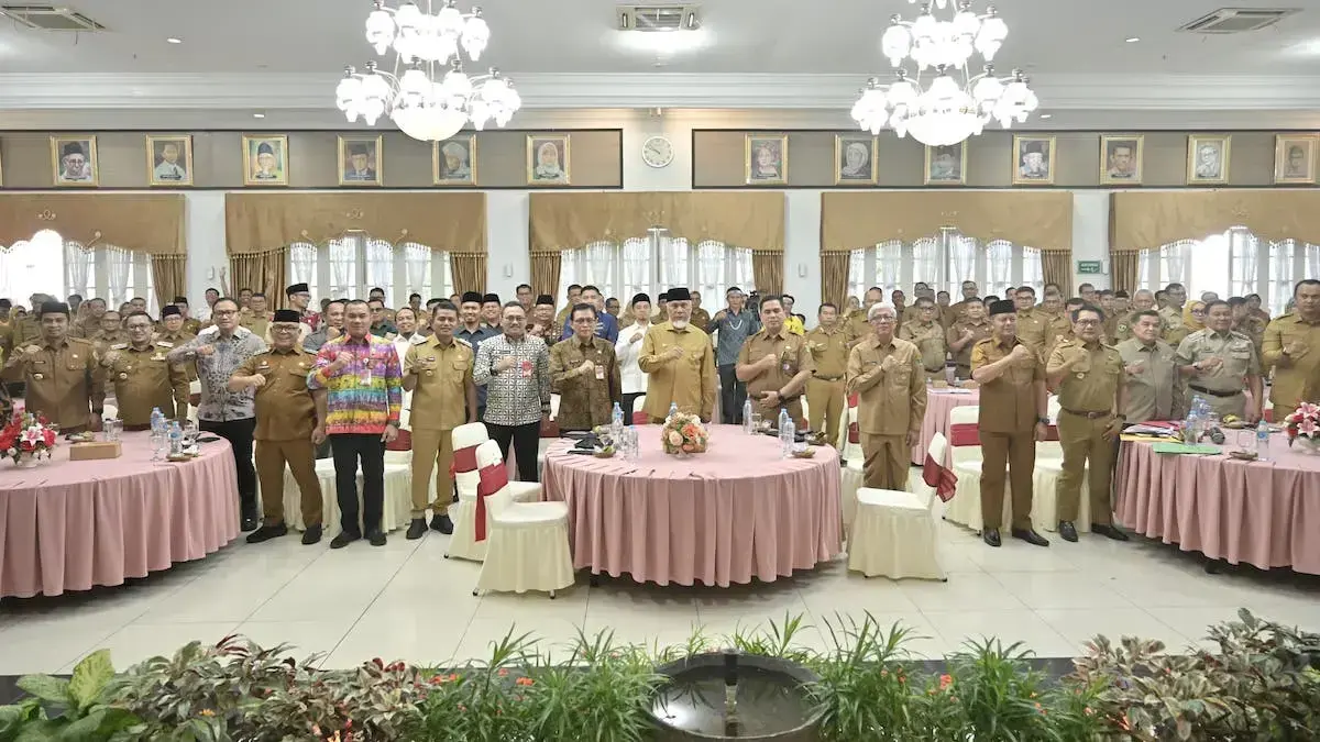 Gubernur Mahyeldi bersama para kepala daerah se-Sumbar saat Rakor SPM di Auditorium Gubernur. (dok. istimewa)