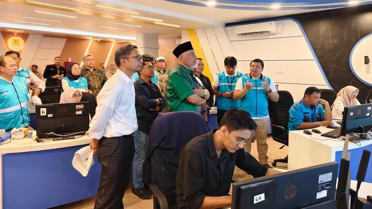 Gubernur Mahyeldi cek command center PLN. (dok. istimewa)