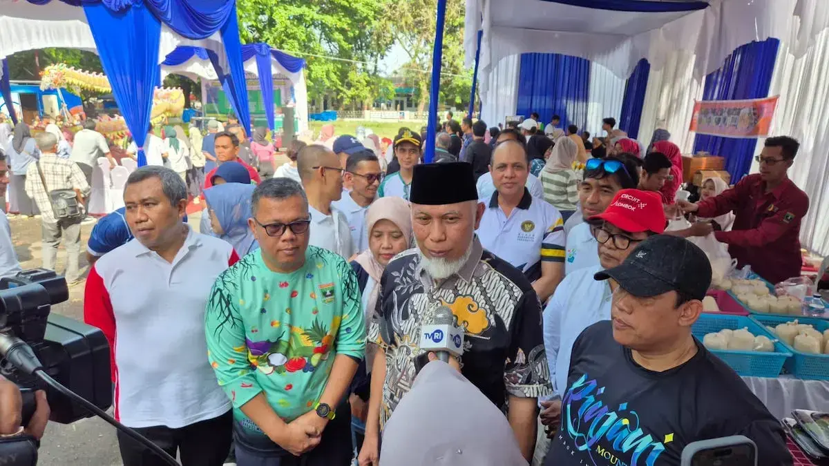Gubernur Mahyeldi diwawancarai wartawan usai membuka bazaar pangan murah di halaman komplek GOR Haji Agus Salim. (dok. adpsb)