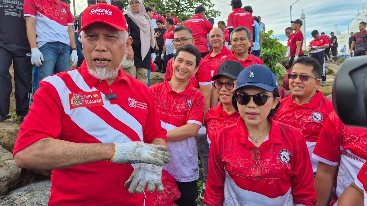 Gubernur Mahyeldi saat aksi bersih di Pantai Padang jelang HUT RI ke-80. (dok. adpsb)