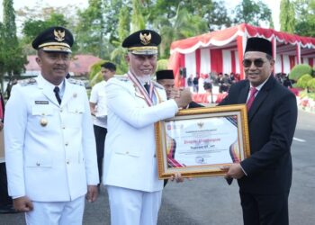 HUT ke-80 RI, Pemprov Sumbar Beri Penghargaan Tiga Tokoh Ini
