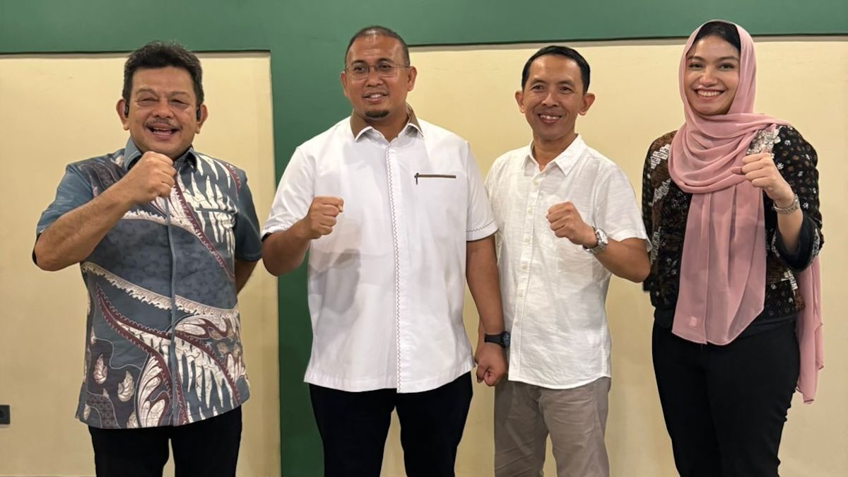 Calon Ketua KONI Dharmasraya Junaindra Sumawan bersama anggota DPR RI Andre Rosiade, Bupati Dharmasraya Annisa dan tokoh masyarakat Dharmasraya Marlon Martua pada suatu kesempatan. (dok. pribadi)
