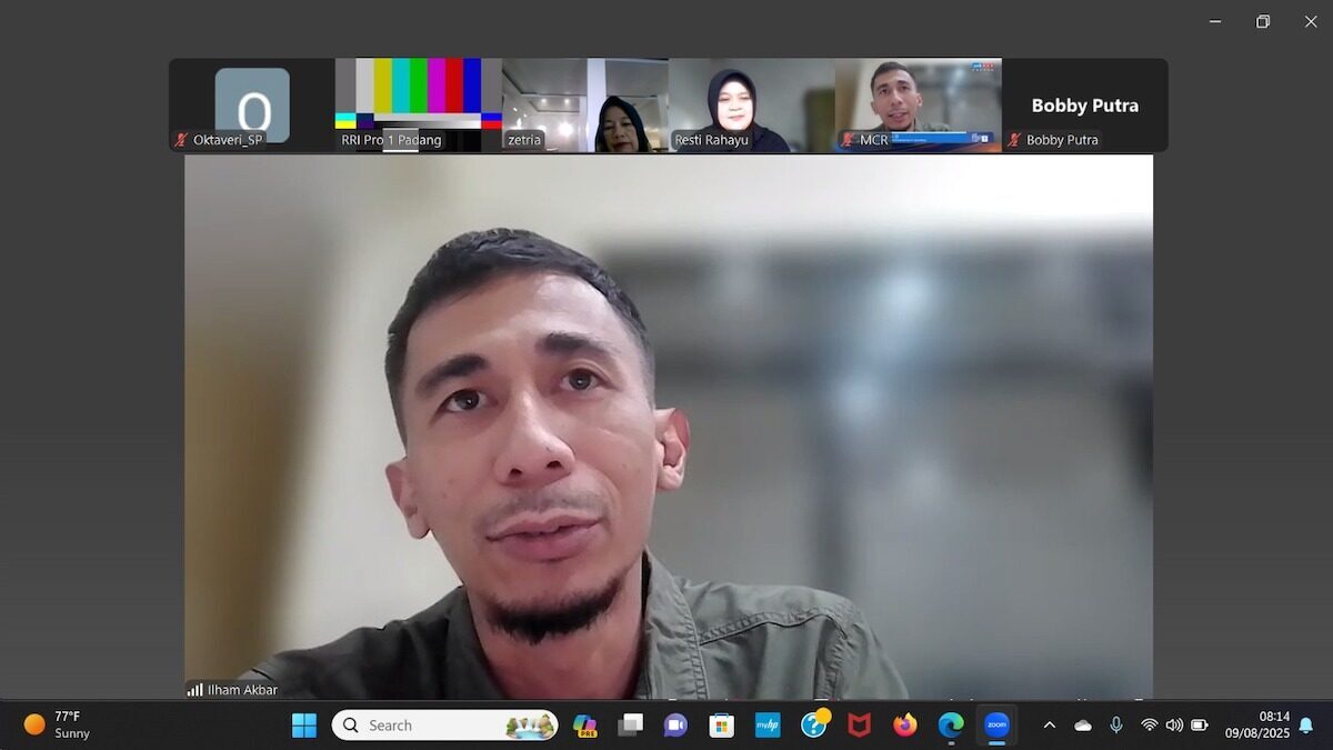 Kabiro Komunikasi dan Hukum PT Semen Padang Ilham Akbar saat talkshow dengan RRI Padang. (dok. istimewa)