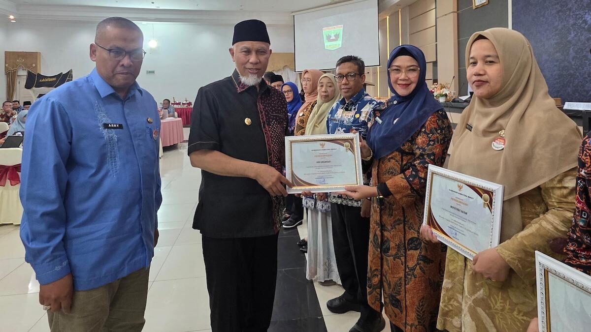 Kabiro Organisasi Pemprov Sumbar terima penghargaan SAKIP yang diserahkan langsung oleh Gubernur Mahyeldi. (dok. adpsb)