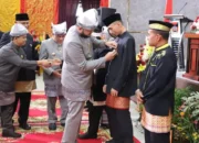 Kepala Unit Komunikasi & Kesekretariatan PT Semen Padang Terima Pin Emas dari Pemko Padang