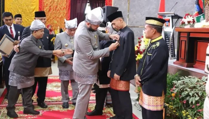 Kepala Unit Komunikasi & Kesekretariatan PT Semen Padang Terima Pin Emas dari Pemko Padang