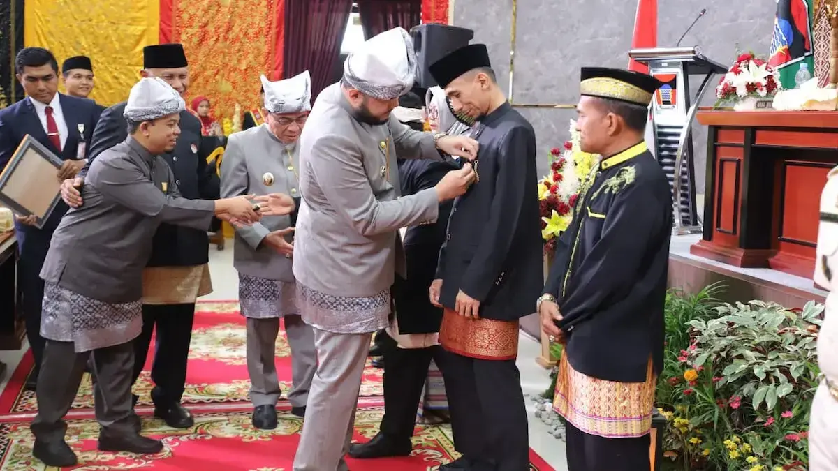 Kepala Unit Komunikasi dan Kesekretariatan PT Semen Padang Ilham Akbar dapat pin emas dari Wali Kota Padang. (dok. Prokopim)