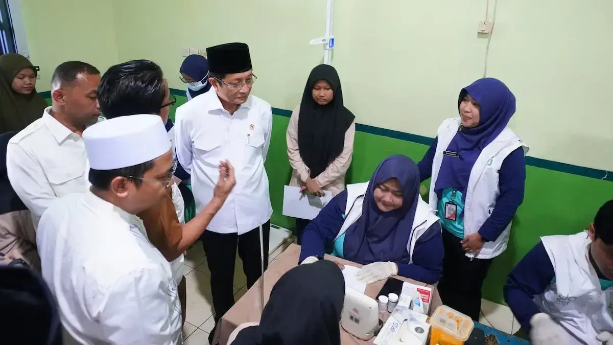 Menteri Agama Nasaruddin Umar dan Tenaga Ahli Utama PCO Hariqo Wibawa Satria melihat pelaksanaan CKG di Ponpes Asshiddiqiyah Jakarta, Senin, 4 Agustus 2025. (Foto: Kemenag)