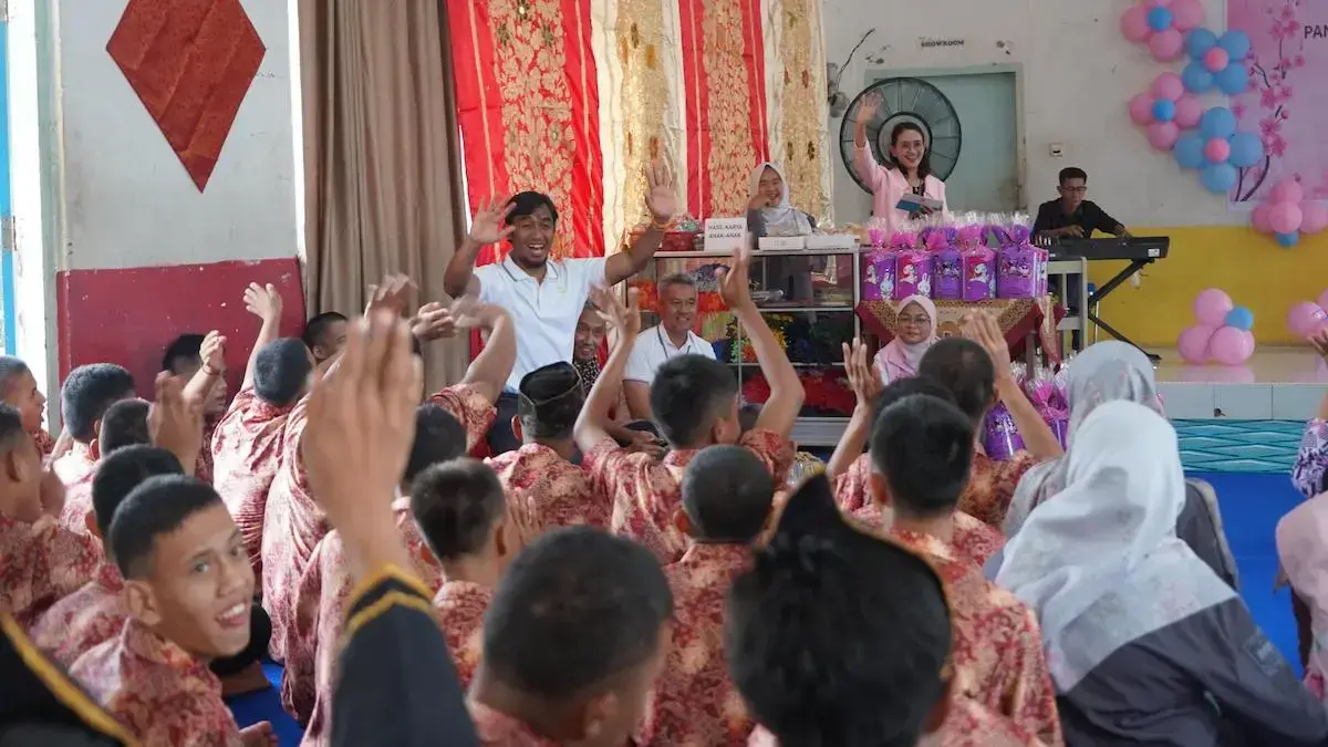 PLN UID Sumbar berbagi dengan anak tuna grahita. (dok. istimewa)