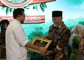 Pemprov Sumbar menerima penghargaan sebagai pemerintahan terbaik dari Festival Perhutanan Sosial Nasional. (dok. adpsb)