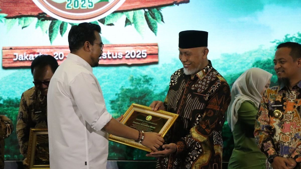 Pemprov Sumbar menerima penghargaan sebagai pemerintahan terbaik dari Festival Perhutanan Sosial Nasional. (dok. adpsb)