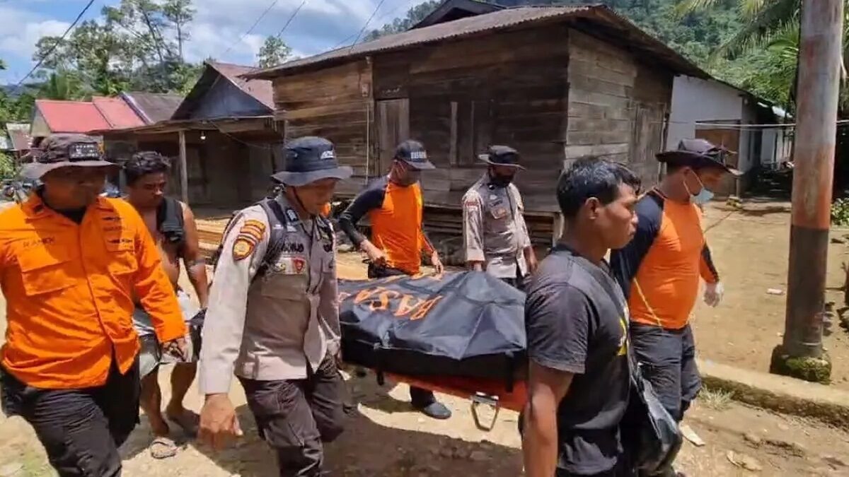 Tim gabungan Pos SAR Pasaman melanjutkan pencarian terhadap satu orang warga yang hanyut di Sungai Batang Pasaman Kecamatan Talamau sejak Kamis (14/8) sore. (dok. SAR/Antara)