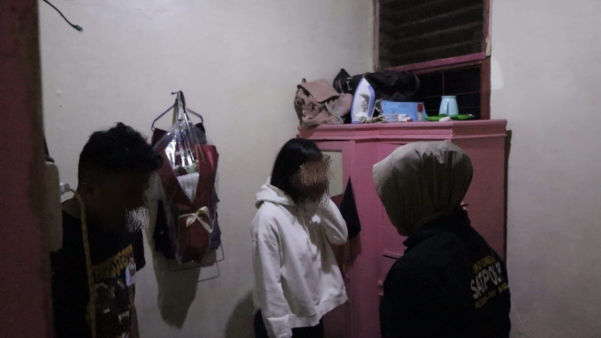 Satpol PP Padang amankan muda-mudi yang keluyuran. (dok. Humas Satpol PP Padang)