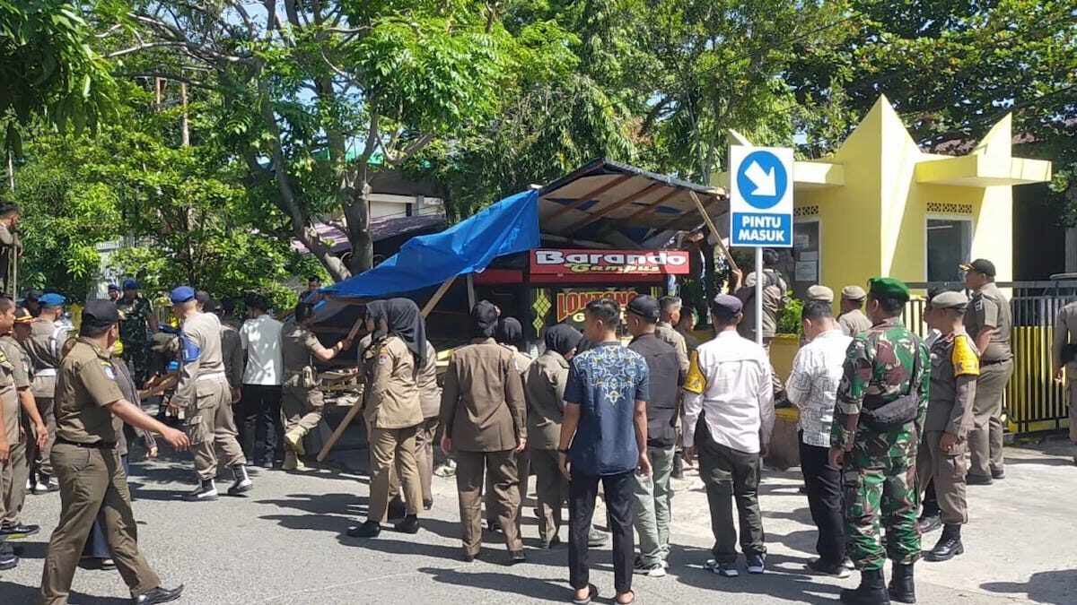 Satpol PP Padang tertibkan PKL di Jalan Belibis Air Tawar. (dok. istimewa)