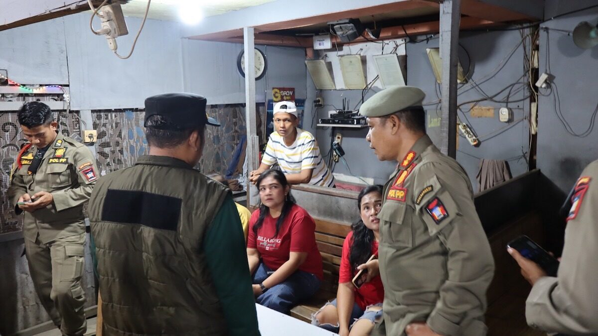 Satpol PP Padang tertibkan tempat hiburan malam di Padang. (dok. istimewa)