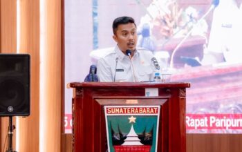 Wagub Sumbar Vasko Ruseimy paparkan ekonomi Sumbar di sidang paripurna DPRD Sumbar. (dok. istimewa)