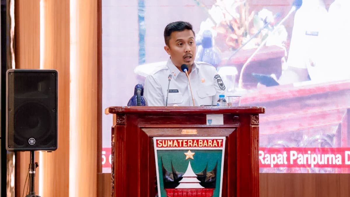 Wagub Sumbar Vasko Ruseimy paparkan ekonomi Sumbar di sidang paripurna DPRD Sumbar. (dok. istimewa)