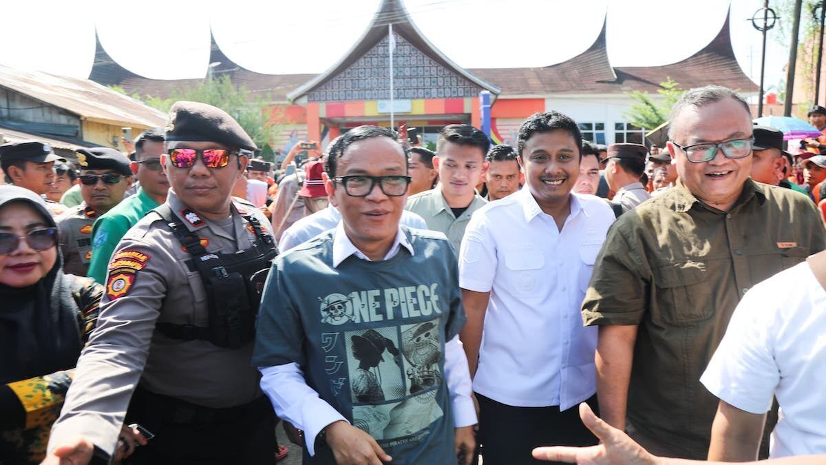 Wagub Vasko dan Wamenaker bertemu dengan buruh PT Sarimas Padang Pariaman. (dok. adpsb)