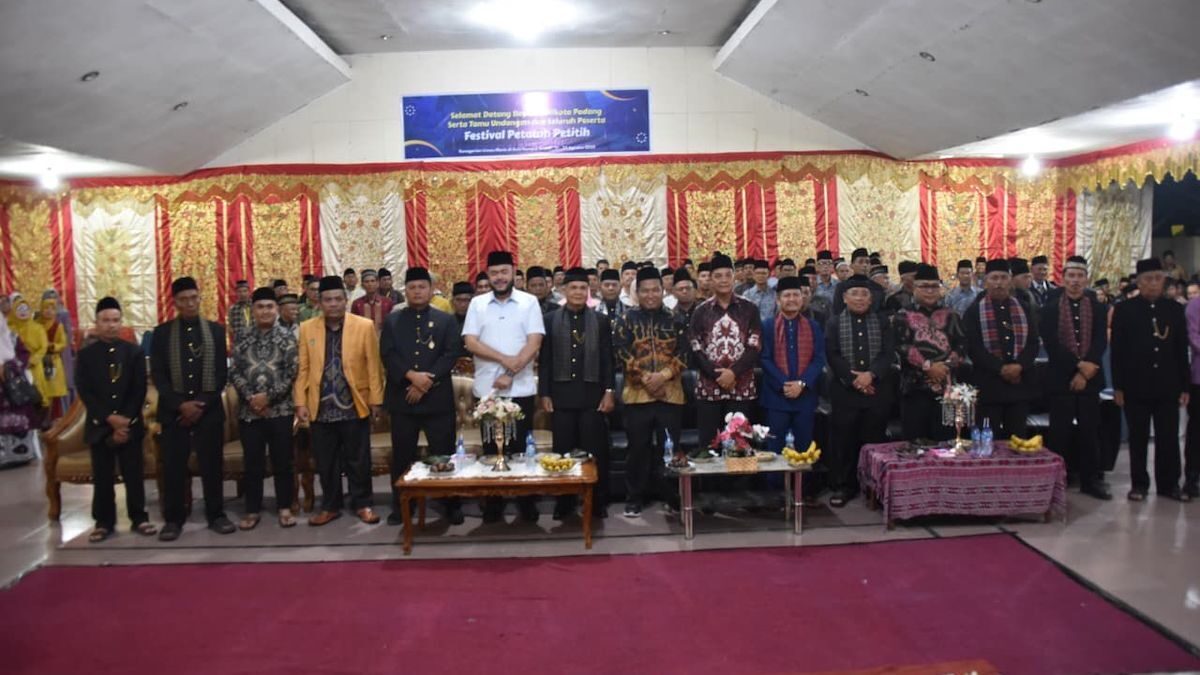 Wako Fadly Amran membuka lomba petatah petitih. (dok. Prokopim)