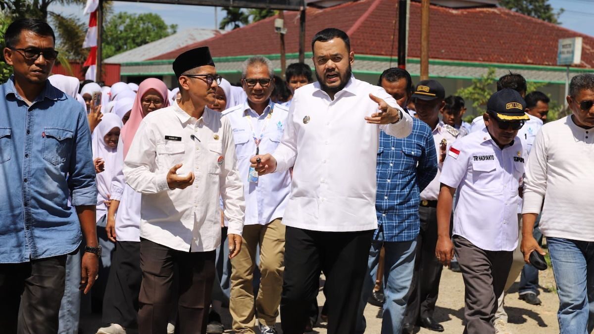 Wako Fadly Amran meninjau fasilitas air bersih dan jalan menuju ke SMAN 17 Padang. (dok. Prokopim)