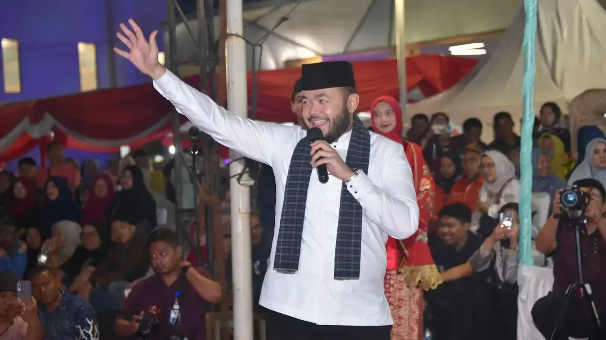 Wako Fadly Amran menyapa masyarakat Padang saat gelaran pawai Telong-telong HJK ke-356. (dok. Prokopim)