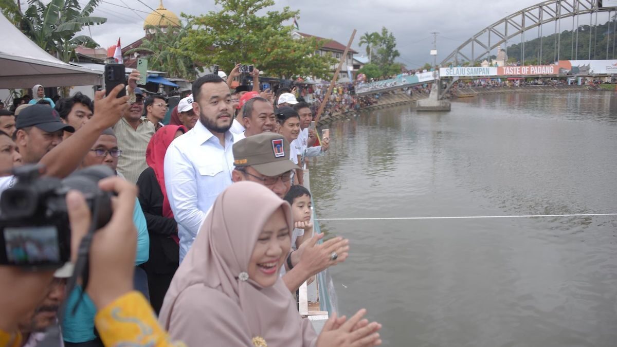 Wako Fadly Amran resmi membuka iven Selaju Sampan dalam rangka HJK ke-356. (dok. Prokopim)