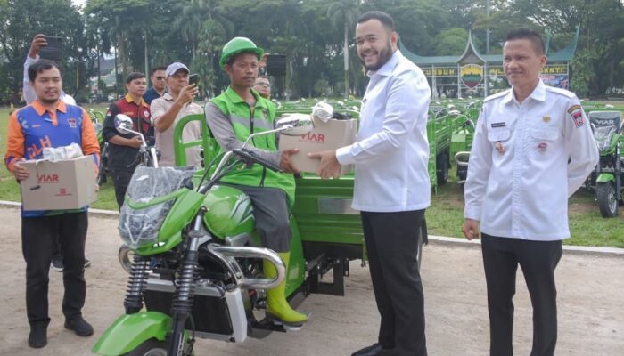 Wako Fadly Amran Serahkan 178 Unit Becak Motor untuk Petugas LPS se-Kota Padang