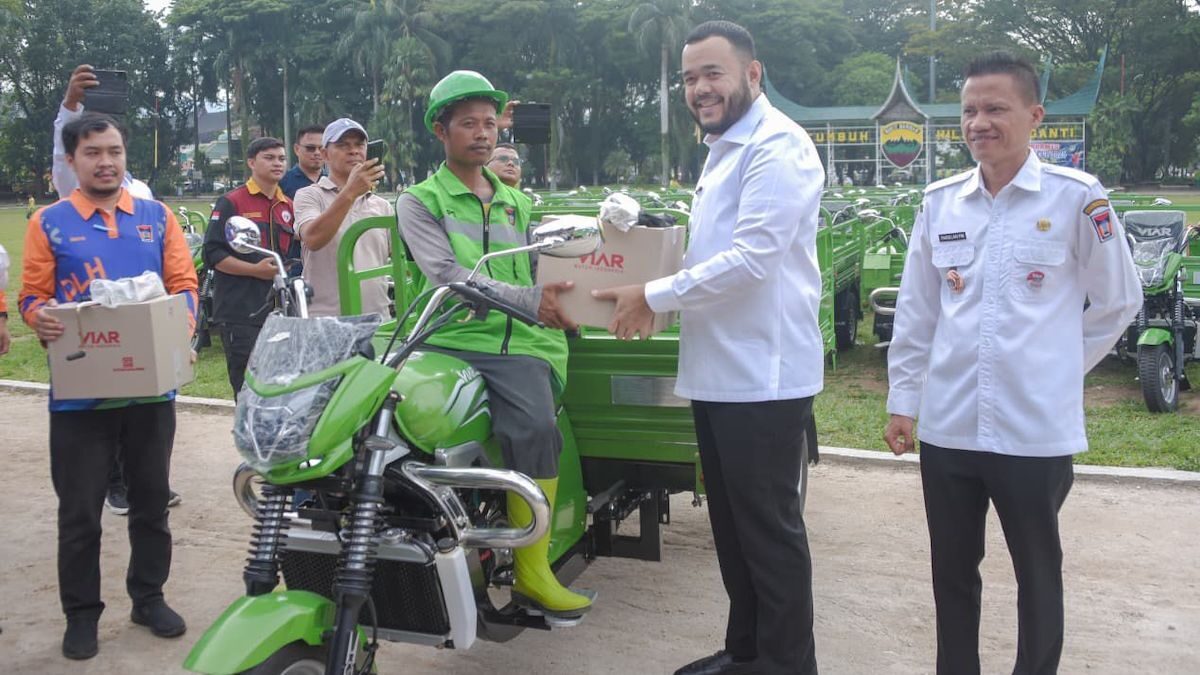 Wako Fadly Amran serahkan bantuan becak motor. (dok. istimewa)