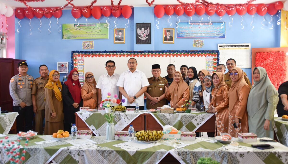 Wawako Maigus Nasir dampingi Andre Rosiade saat mengecek program MBG di Padang. (dok. istimewa)