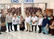 Andre Rosiade Bagikan 70 Beasiswa PIP ke SMK Farmasi Imam Bonjol, Bukittinggi