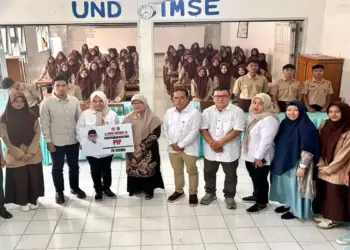 Andre Rosiade Bagikan 70 Beasiswa PIP ke SMK Farmasi Imam Bonjol, Bukittinggi