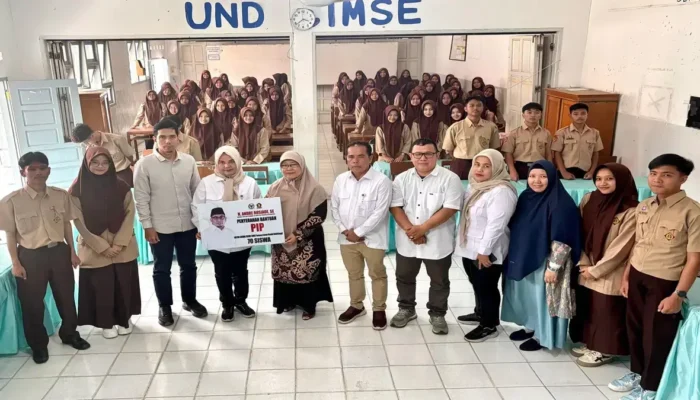Andre Rosiade Bagikan 70 Beasiswa PIP ke SMK Farmasi Imam Bonjol, Bukittinggi