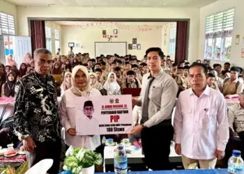 Andre Rosiade Salurkan 180 Beasiswa PIP di SMK 1 Palembayan, Agam