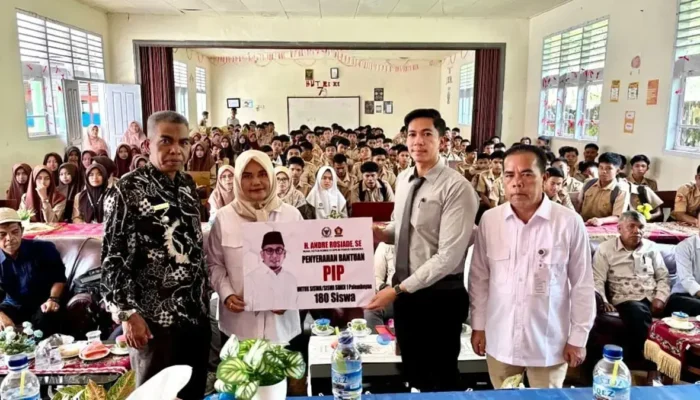 Andre Rosiade Salurkan 180 Beasiswa PIP di SMK 1 Palembayan, Agam