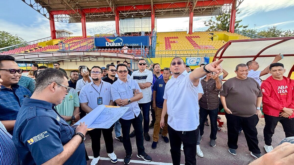 Wakil Ketua Komisi VI DPR RI yang juga Penasihat Semen Padang FC Andre Rosiade meninjau Stadion GHAS yang rencananya bakal segera direnovasi. (Foto: Dok. Ist)