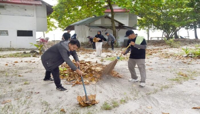 Lama Terbengkalai, Pulau Angso Duo Dibersihkan ASN Pemko Pariaman