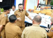 Wako Fadly Amran Salurkan Bansos untuk Penyandang Disabilitas dan Lansia di Padang