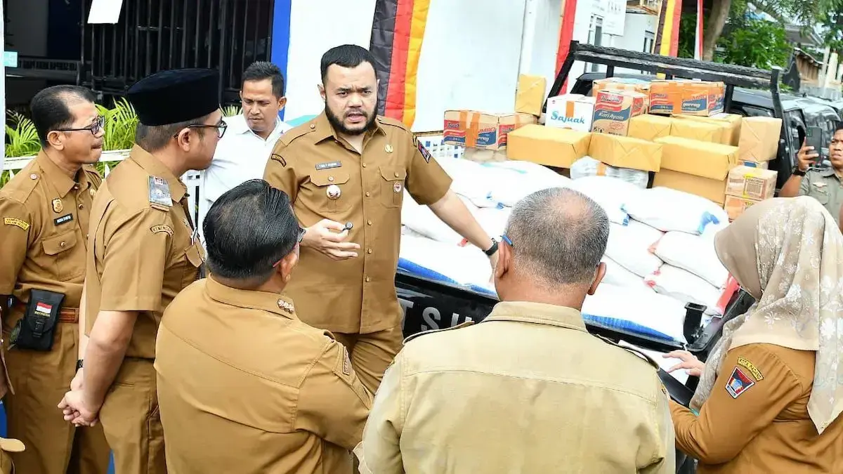 Pemko Padang salurkan bantuan sosial (bansos) untuk lansia dan penyandang disabilitas. (dok. istimewa)