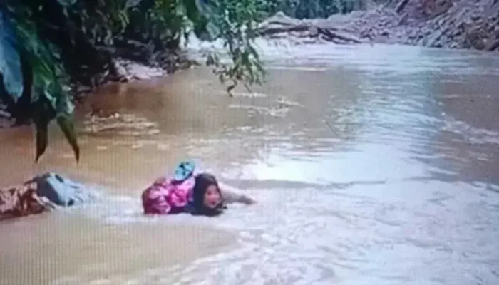 Viral! Bidan di Pasaman Nekat Seberangi Sungai demi Obati Pasien TBC