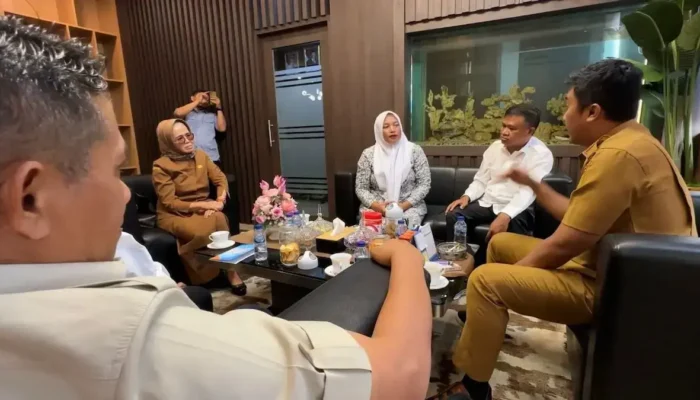 Bidan Penakluk Arus Deras Demi Pasien Dinobatkan sebagai Nakes Teladan Sumbar 2025