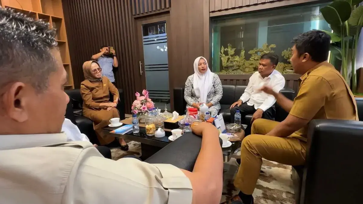 Bidan yang menyeberang sungai demi pasien di Pasaman diangkat jadi nakes teladan 2025. (dok. adpsb)